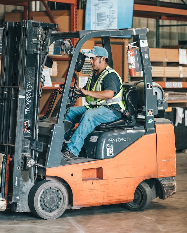Top 5 Machines For Lifting And Handling Material